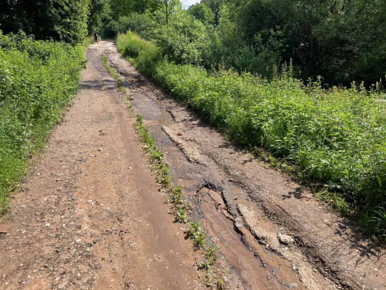 Der Weg ist nach dem letzten Unwetter schwer beschädigt